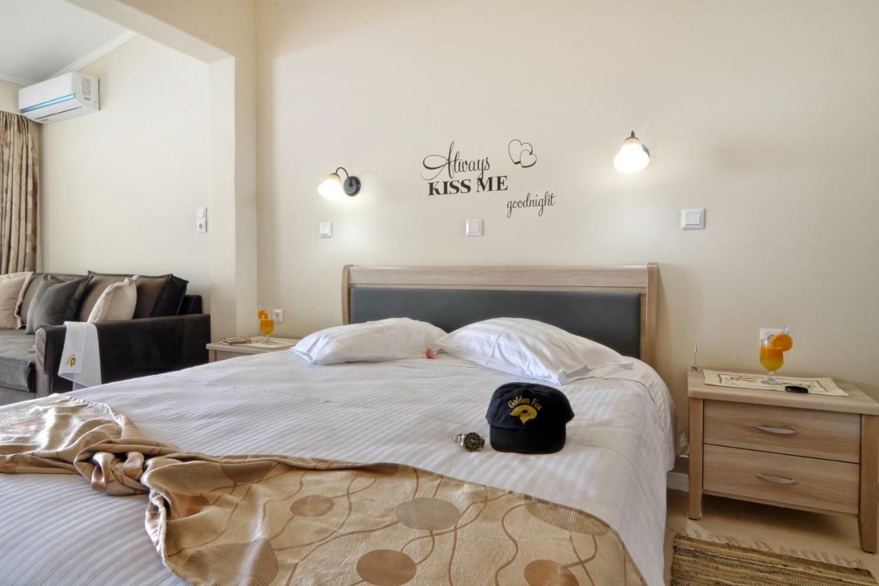 Golden Fox Studios And Suites Lákones Eksteriør bilde