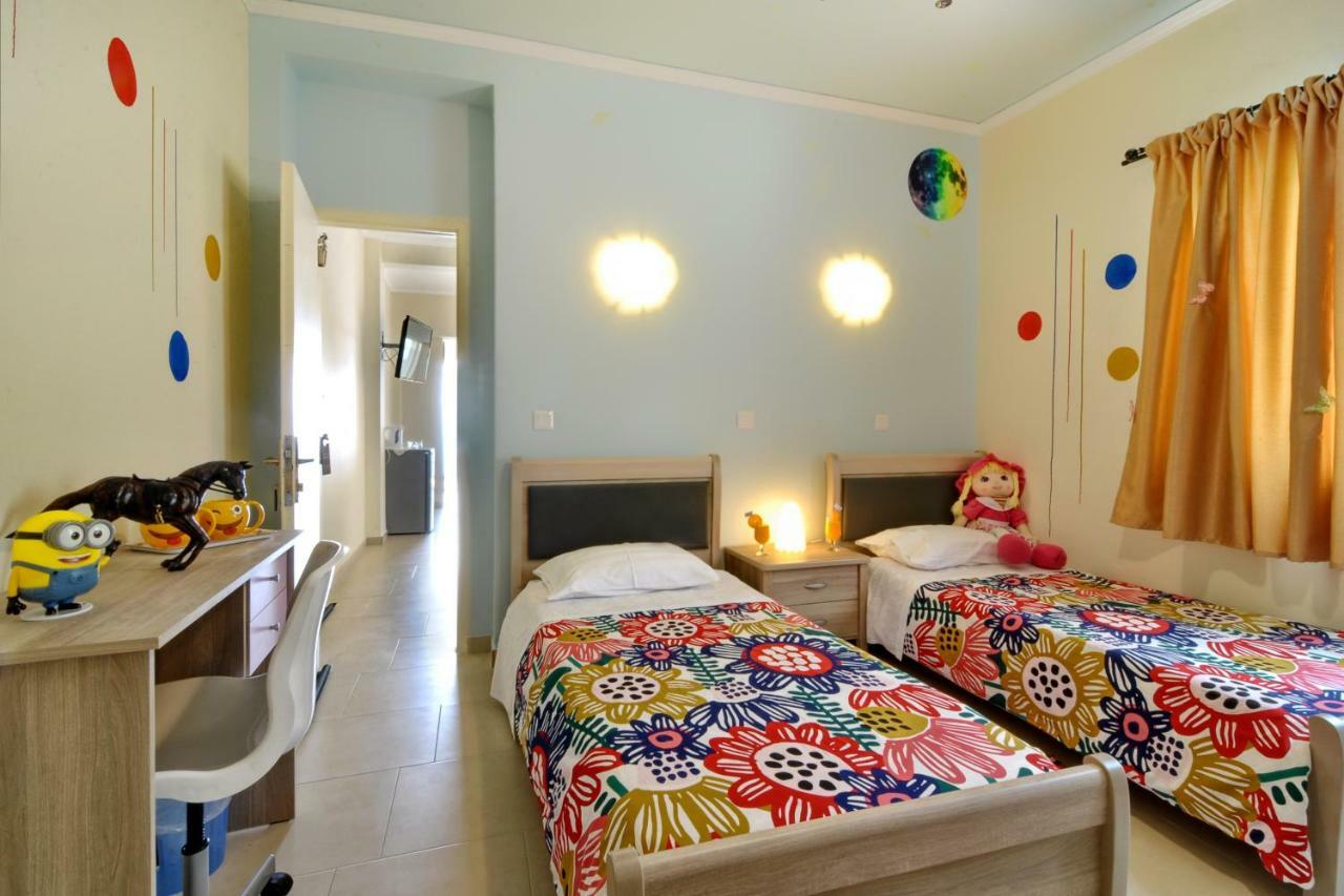 Golden Fox Studios And Suites Lákones Eksteriør bilde