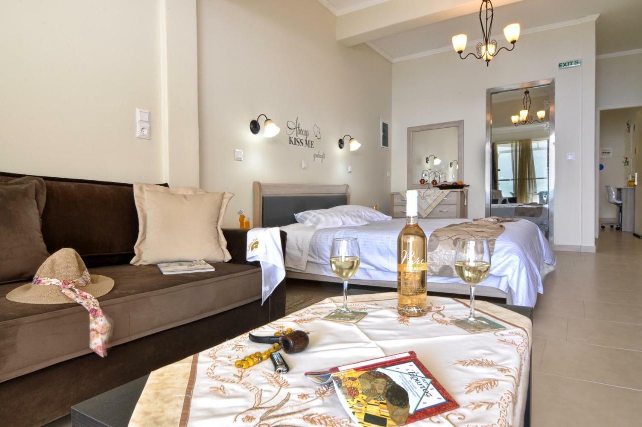 Golden Fox Studios And Suites Lákones Eksteriør bilde